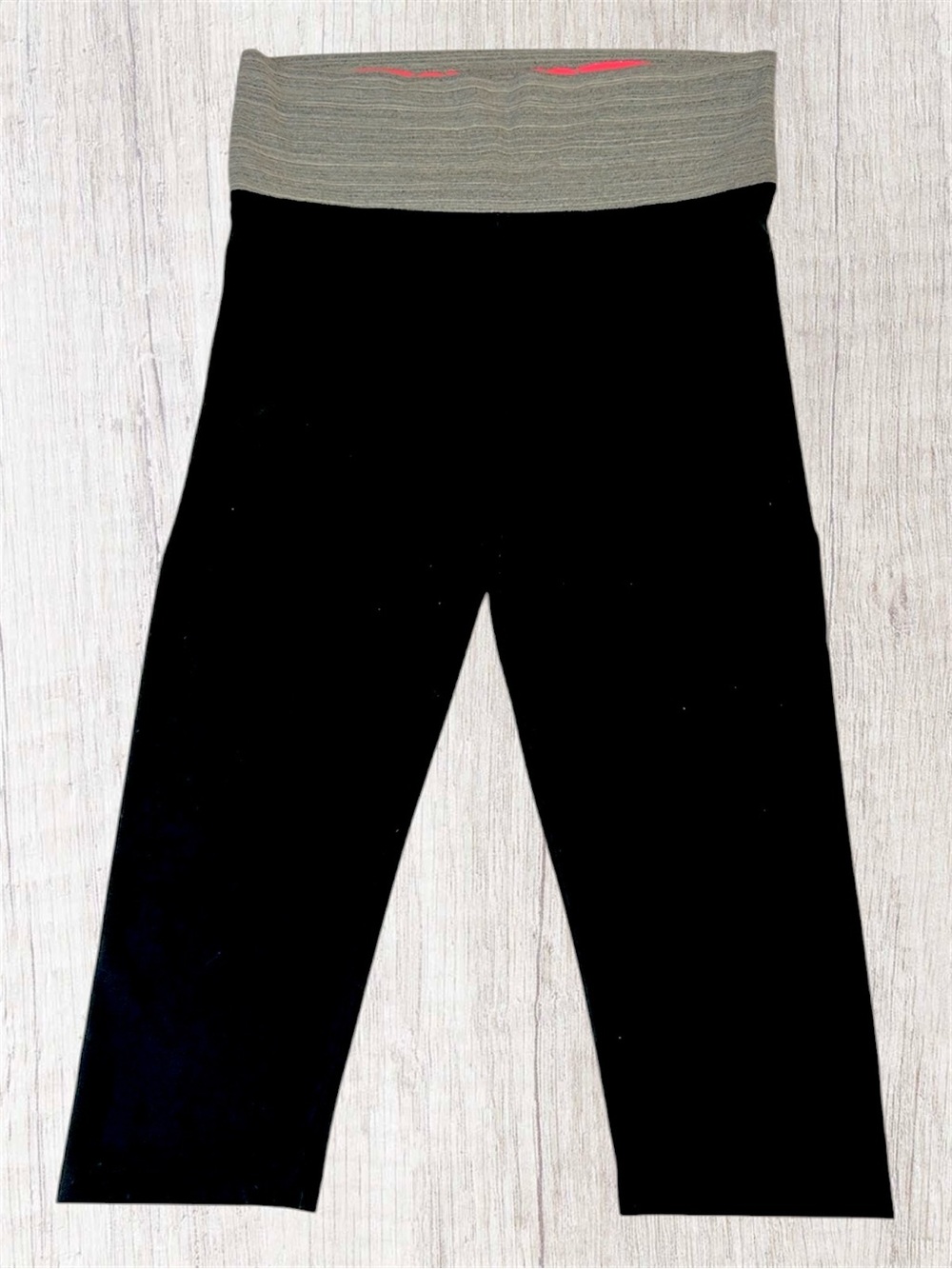 Victoria's Secret Black Crop Leggings. Size Large